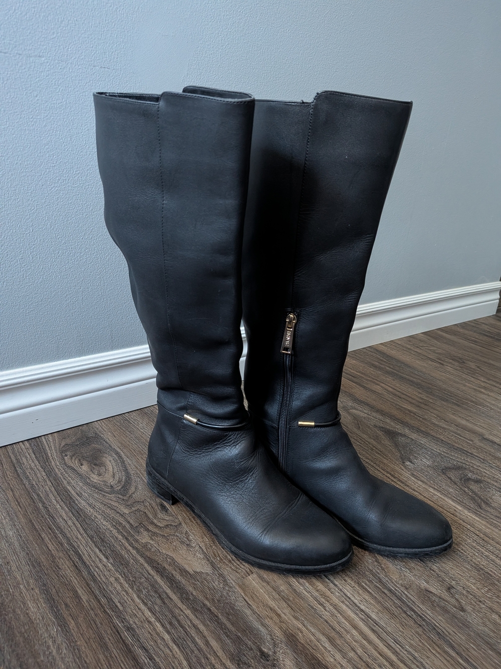 Women's Black Knee-High Leather Zip Riding Boots